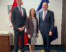 Le premier ministre des TNO, R.J. Simpson, et la vice-première ministre Caroline Wawzonek lors d’une rencontre à Ottawa avec le ministre de la Défense nationale du Canada, David McGuinty.  — Courtoisie Facebook RJ Simpson