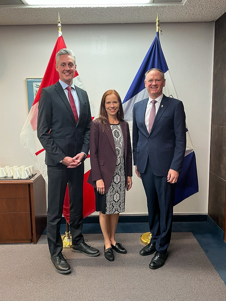 Le premier ministre des TNO, R.J. Simpson, et la vice-première ministre Caroline Wawzonek lors d’une rencontre à Ottawa avec le ministre de la Défense nationale du Canada, David McGuinty.  — Courtoisie Facebook RJ Simpson