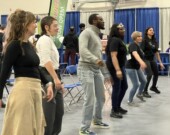 Certains responsables de kiosque et membres du CDÉTNO en ligne pour une danse latine en ligne avec l’artiste Yensy et Yenny.  — Photo Élodie Roy