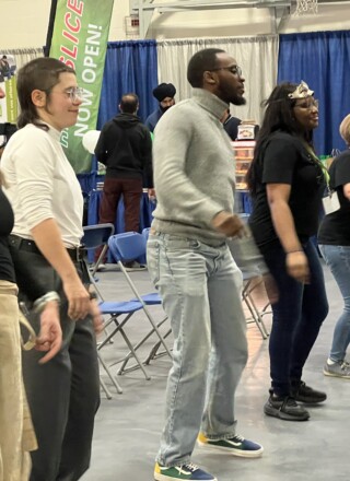 Certains responsables de kiosque et membres du CDÉTNO en ligne pour une danse latine en ligne avec l’artiste Yensy et Yenny.  — Photo Élodie Roy