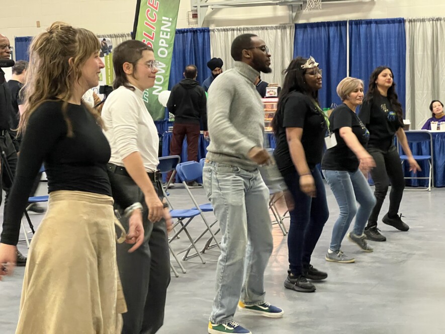 Certains responsables de kiosque et membres du CDÉTNO en ligne pour une danse latine en ligne avec l’artiste Yensy et Yenny.  — Photo Élodie Roy