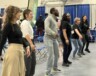 Certains responsables de kiosque et membres du CDÉTNO en ligne pour une danse latine en ligne avec l’artiste Yensy et Yenny.  — Photo Élodie Roy