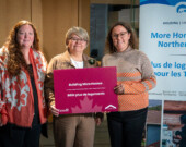 De gauche à droite : Erin Kelly, présidente et directrice générale d’Habitation TNO, Lucy Kuptana, ministre responsable d’Habitation TNO, et Rebecca Alty, ministre des Relations Couronne-Autochtones.  — Photo Cristiano Pereira