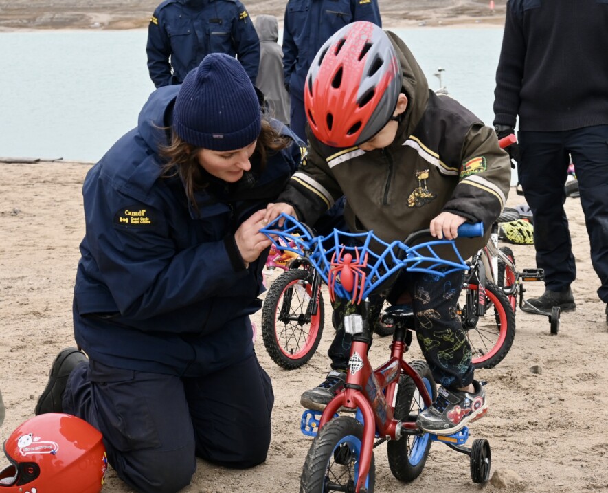 Quarante vélos usagés et réparés ont été offerts à des enfants de Gjoa Haven, au Nunavut, grâce au programme Arctic Bike de la Garde côtière canadienne. — Courtoisie Garde côtière canadienne