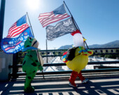 Samedi, un manifestant déguisé en grenouille a manifesté contre Donald Trump, à Los Angeles. — Photo Ethan Swope, Associated press
