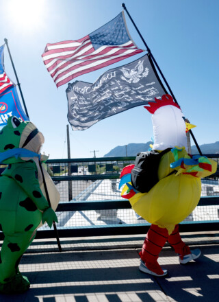 Samedi, un manifestant déguisé en grenouille a manifesté contre Donald Trump, à Los Angeles. — Photo Ethan Swope, Associated press