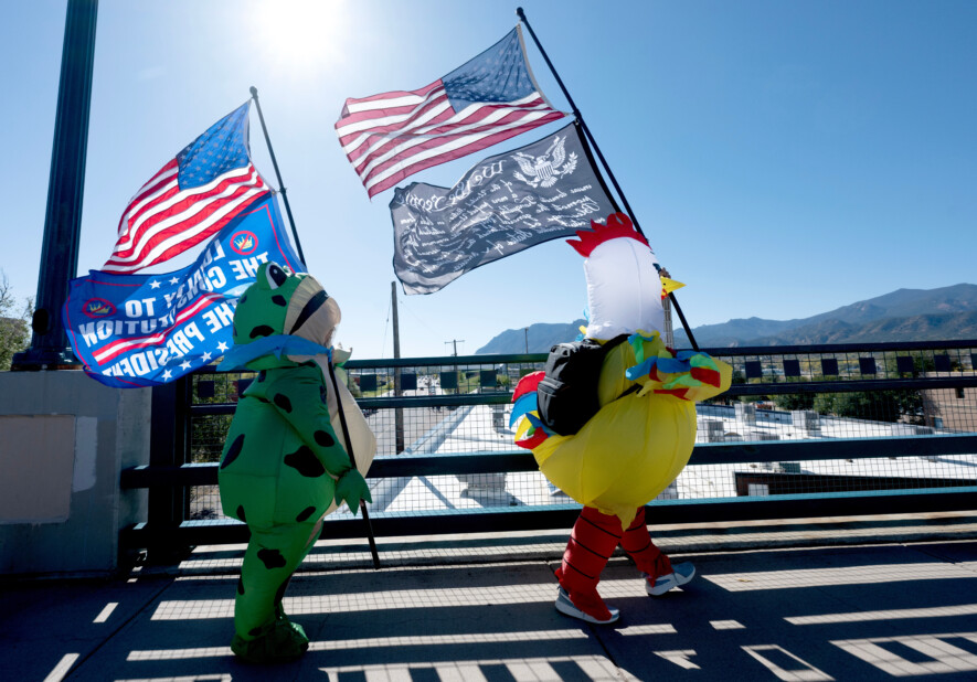 Samedi, un manifestant déguisé en grenouille a manifesté contre Donald Trump, à Los Angeles. — Photo Ethan Swope, Associated press
