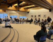 Tous les participant.e.s au centre septentrional du patrimoine Prince-de-Galles en cercle pour faciliter le partage d’histoires créées avec leurs équipes.  — Photo Élodie Roy