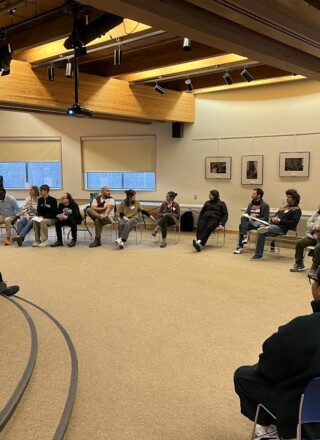 Tous les participant.e.s au centre septentrional du patrimoine Prince-de-Galles en cercle pour faciliter le partage d’histoires créées avec leurs équipes.  — Photo Élodie Roy