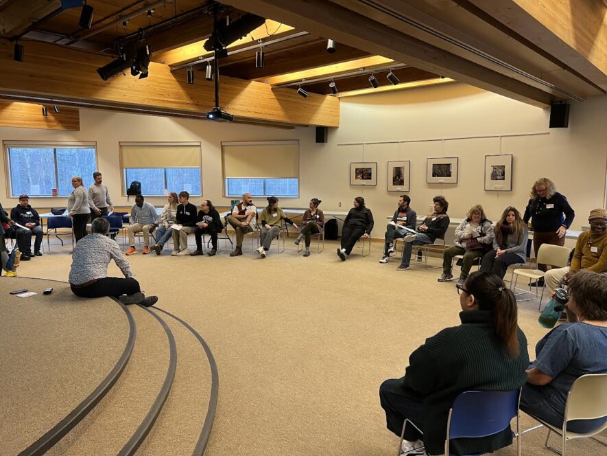 Tous les participant.e.s au centre septentrional du patrimoine Prince-de-Galles en cercle pour faciliter le partage d’histoires créées avec leurs équipes.  — Photo Élodie Roy