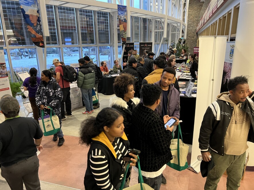 Le 30ᵉ Café emploi, organisé par le Cdétno, a eu lieu à Yellowknife, au bâtiment Greenstone.  — Photo Élodie Roy
