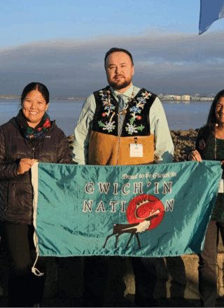 Edward Alexander, coprésident du Conseil international Gwich'in et chef de la délégation auprès des hauts fonctionnaires de l’Arctique (au centre) et Devlin Fernandes, directrice générale du Conseil International Gwich’in (à droite) ont abordé les enjeux qui touchent le peuple Gwich’in comme la protection du caribou de la harde Porcupine et le changement climatique.  — (Courtoisie Gwich'in Council International)