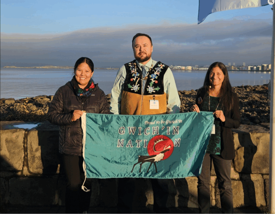 Edward Alexander, coprésident du Conseil international Gwich'in et chef de la délégation auprès des hauts fonctionnaires de l’Arctique (au centre) et Devlin Fernandes, directrice générale du Conseil International Gwich’in (à droite) ont abordé les enjeux qui touchent le peuple Gwich’in comme la protection du caribou de la harde Porcupine et le changement climatique.  — (Courtoisie Gwich'in Council International)