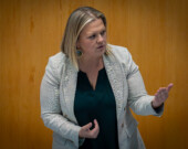 À l’Assemblée législative, la ministre Caitlin Cleveland a appelé à célébrer la force des entrepreneurs du Nord, « épine dorsale » de l’économie ténoise. — Photo Cristiano Pereira