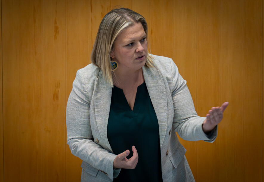 À l’Assemblée législative, la ministre Caitlin Cleveland a appelé à célébrer la force des entrepreneurs du Nord, « épine dorsale » de l’économie ténoise. — Photo Cristiano Pereira