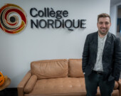Le directeur général du Collège nordique francophone, Patrick Arsenault, se dit touché par l’appui des sénateurs, mais inquiet face aux compressions fédérales. — Photo Cristiano PereiraCes fonds sont essentiels pour répondre aux besoins académiques des communautés francophones du Nord et pour soutenir l’enseignement des langues autochtones. 