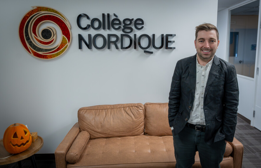Le directeur général du Collège nordique francophone, Patrick Arsenault, se dit touché par l’appui des sénateurs, mais inquiet face aux compressions fédérales. — Photo Cristiano PereiraCes fonds sont essentiels pour répondre aux besoins académiques des communautés francophones du Nord et pour soutenir l’enseignement des langues autochtones. 