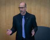 Le député de Yellowknife-Centre, Robert Hawkins, a réclamé des actions immédiates pour répondre à la crise du logement, après l’incendie du campement au centre-ville. — Photo Cristiano Pereira