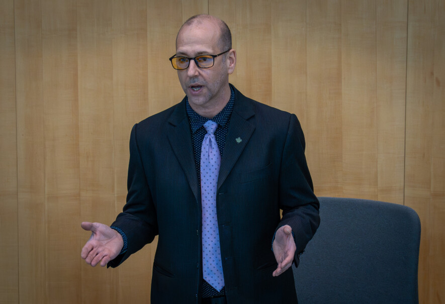 Le député de Yellowknife-Centre, Robert Hawkins, a réclamé des actions immédiates pour répondre à la crise du logement, après l’incendie du campement au centre-ville. — Photo Cristiano Pereira