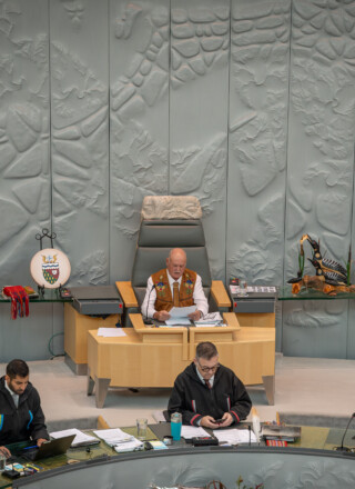 Le président de l’Assemblée législative, Shane Thompson, dirige les débats à Yellowknife. — Photo Cristiano Pereira