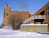 L’hôtel de ville de Yellowknife, où les élus ont reçu la présentation d’un budget préliminaire 2026 marqué par une hausse des couts et un manque criant de terrains.  — Photo Archives Médias ténois