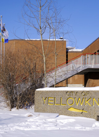 L’hôtel de ville de Yellowknife, où les élus ont reçu la présentation d’un budget préliminaire 2026 marqué par une hausse des couts et un manque criant de terrains.  &mdash; Photo Archives Médias ténois