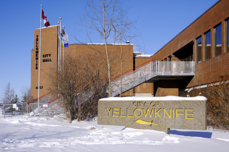 L’hôtel de ville de Yellowknife, où les élus ont reçu la présentation d’un budget préliminaire 2026 marqué par une hausse des couts et un manque criant de terrains.  — Photo Archives Médias ténois