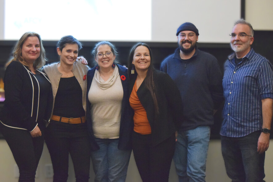La majorité de l'équipe de l’AFCY, en présentielle, qui a fait en sorte qu’il y est un bon déroulement à la soirée. De la gauche à la droite, Anna Krizova, Marjolaine Chevet, Geneviève Charron, Valérie Picard Lavoie, Nikola Petkovic et Maxime Joly.  — Photo Élodie Roy
