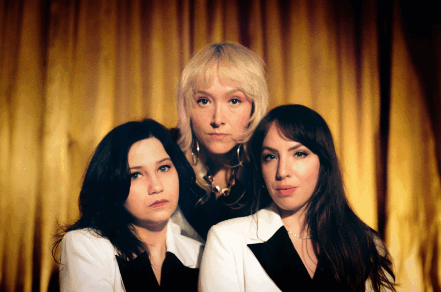 Le portrait de groupe des membres des Hay Babies. De gauche à droite, Vivianne, Katrine et Julie. — Courtoisie Elizabeth Landry
