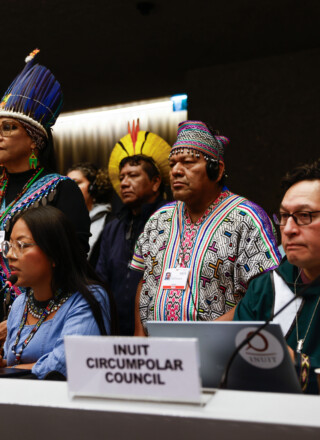 Plusieurs membres des collectivités inuites du Canada ont siégé dans le caucus autochtone aux côtés de représentants de groupes autochtones de l’Amazonie. Le président par intérim du Conseil Circumpolaire Inuit du Canada, Herb Angik Nakimayak (à droite) était présent à la Convention.
 — Courtoisie IISD-ENB