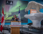 Rebecca Alty annonce le Fonds d’infrastructure de l’Arctique d’un milliard de dollars à l’aéroport de Yellowknife, le 21 novembre, soulignant les nouveaux investissements destinés à moderniser le commerce et le transport dans le Nord.  — Photo Cristiano Pereira
