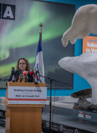 Rebecca Alty annonce le Fonds d’infrastructure de l’Arctique d’un milliard de dollars à l’aéroport de Yellowknife, le 21 novembre, soulignant les nouveaux investissements destinés à moderniser le commerce et le transport dans le Nord.  &mdash; Photo Cristiano Pereira