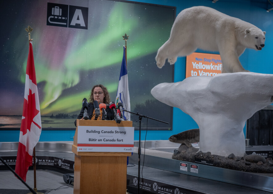 Rebecca Alty annonce le Fonds d’infrastructure de l’Arctique d’un milliard de dollars à l’aéroport de Yellowknife, le 21 novembre, soulignant les nouveaux investissements destinés à moderniser le commerce et le transport dans le Nord.  — Photo Cristiano Pereira