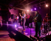 Lundi 24 novembre, les cinq membres du groupe acadien Les Hay Babies ont remué sans ménagement les francophones de Yellowknife.  — Photo Cécile Antoine-Meyzonnade