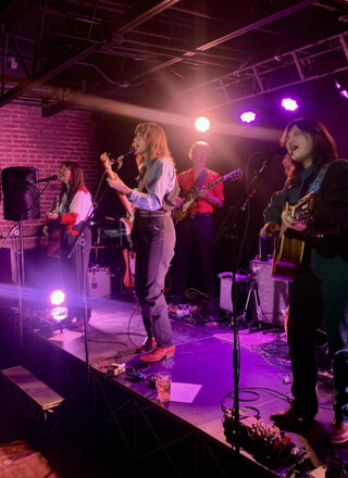 Lundi 24 novembre, les cinq membres du groupe acadien Les Hay Babies ont remué sans ménagement les francophones de Yellowknife.  — Photo Cécile Antoine-Meyzonnade