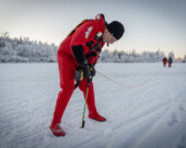 Sur la glace de Range Lake, Mike Burns présente le foret Jiffy, doté d’une échelle colorée qui indique l’épaisseur dès que le trou est percé. — Photo Cristiano Pereira