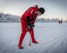 Sur la glace de Range Lake, Mike Burns présente le foret Jiffy, doté d’une échelle colorée qui indique l’épaisseur dès que le trou est percé. — Photo Cristiano Pereira