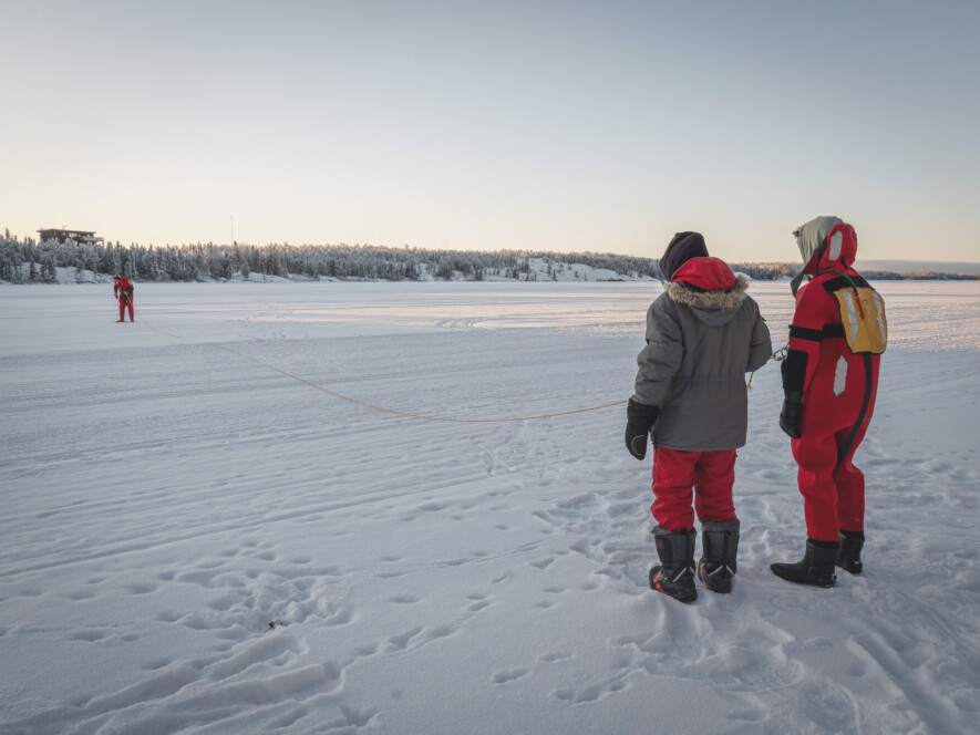 Deux enfants qui jouent sur la surface gelée du lac des esclaves. &mdash; (Archives Médias ténois)