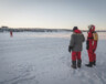 Deux enfants qui jouent sur la surface gelée du lac des esclaves. &mdash; (Archives Médias ténois)