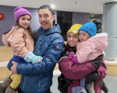 Jess et Levi avec leurs deux filles qui se remémorent les moments passés ensemble après le spectacle annuel de Casse-Noisette au NACC. &mdash; Photo Élodie Roy