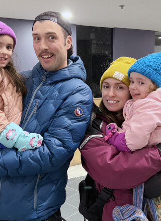 Jess et Levi avec leurs deux filles qui se remémorent les moments passés ensemble après le spectacle annuel de Casse-Noisette au NACC. &mdash; Photo Élodie Roy