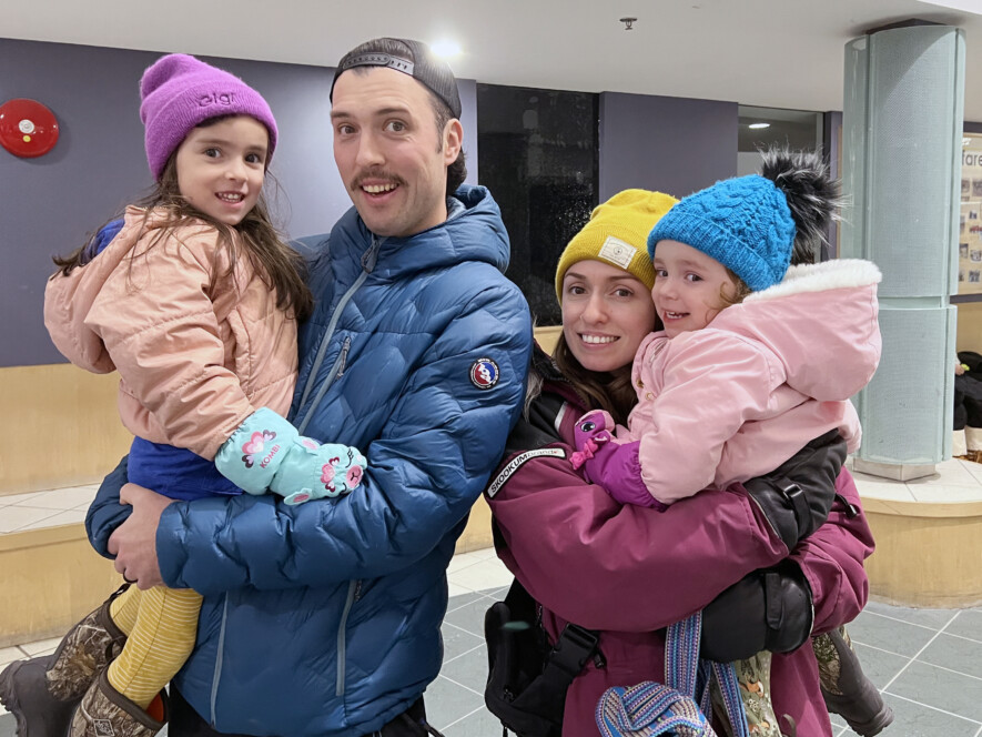 Jess et Levi avec leurs deux filles qui se remémorent les moments passés ensemble après le spectacle annuel de Casse-Noisette au NACC. &mdash; Photo Élodie Roy