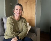 Tammy Roberts dans les bureaux de sa fondation Home Base Yellowknife. &mdash; Photo Élodie Roy