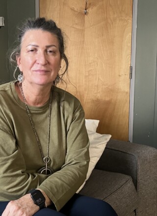 Tammy Roberts dans les bureaux de sa fondation Home Base Yellowknife. &mdash; Photo Élodie Roy