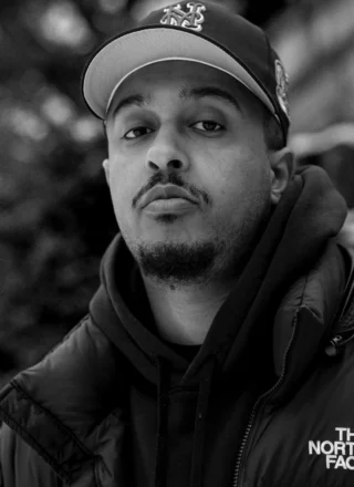 L’artiste Stretch en noir et blanc pour l’annonce de son arrivée au Still Dark Festival 2026. &mdash; Courtoisie Stretch et Still Dark Festival