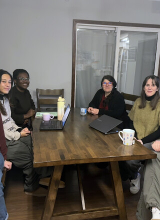L’équipe de la Fédération franco-ténoise aux côtés des chercheuses du projet. De gauche à droite : Camille Gosselin, Soreya Laau, Kimberly Jean Pharuns, Sandrine Mournier, Marion Perrin et Margaux Salles.  &mdash; Courtoisie FFT