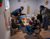 Des enfants prennent leur repas lors de la première journée d’ouverture du Centre de la petite enfance La Tanière, le 12 janvier à Yellowknife.  &mdash; Photo Cristiano Pereira