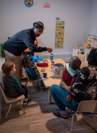 Des enfants prennent leur repas lors de la première journée d’ouverture du Centre de la petite enfance La Tanière, le 12 janvier à Yellowknife.  &mdash; Photo Cristiano Pereira