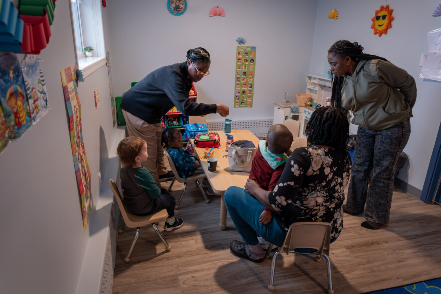 Des enfants prennent leur repas lors de la première journée d’ouverture du Centre de la petite enfance La Tanière, le 12 janvier à Yellowknife.  &mdash; Photo Cristiano Pereira