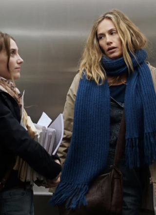 Camille, nouvelle stagiaire de l’agence ASK, se retrouve nez à nez avec l’actrice belge Cécile de France dans l’ascenceur. &mdash; Courtoisie France télévision